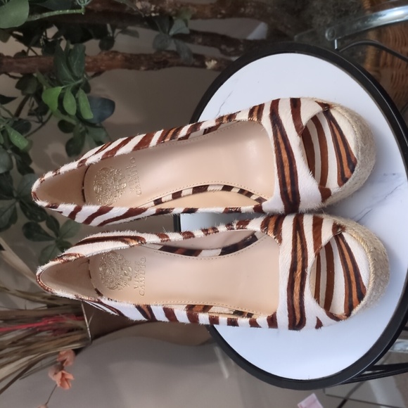 "SALE" 💥Vince Camuto zebra print wedges💥 - Picture 2 of 7